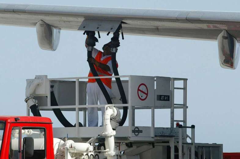 Suministro de combustible a un avión en Gando/TA.